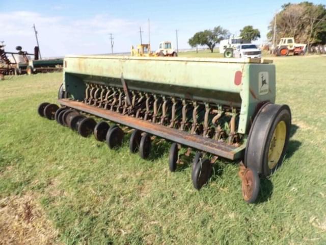 Image of John Deere 8300 equipment image 4