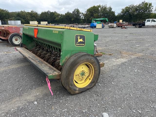Image of John Deere 8300 equipment image 4