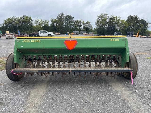 Image of John Deere 8300 equipment image 3
