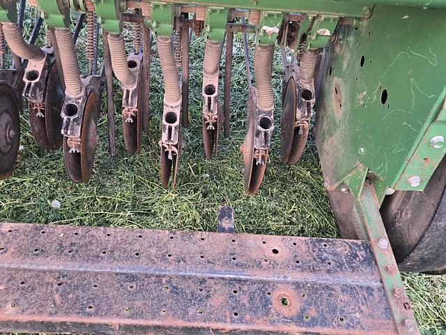 Image of John Deere 8300 equipment image 4