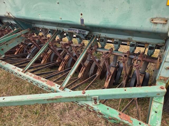 Image of John Deere 8300 equipment image 2