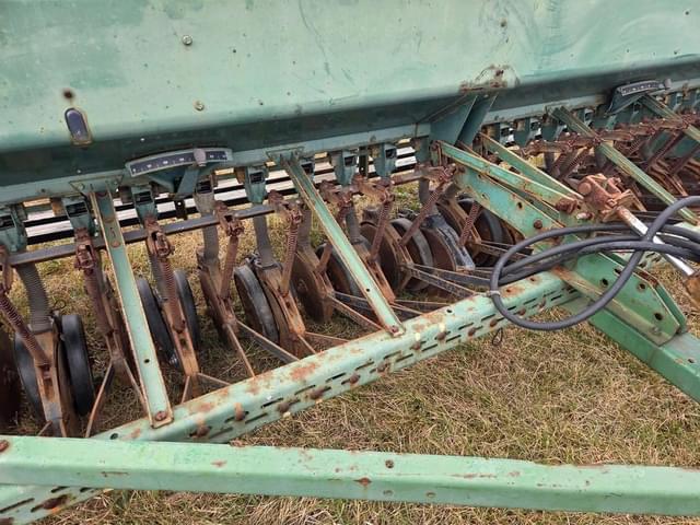 Image of John Deere 8300 equipment image 4