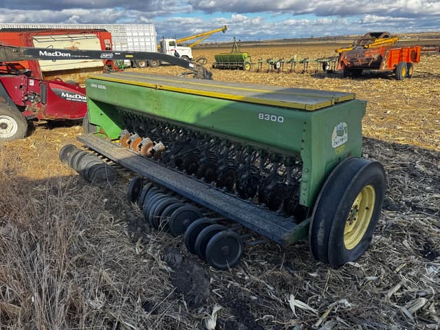 Image of John Deere 8300 equipment image 4