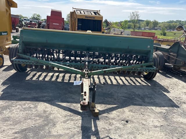 Image of John Deere 8300 equipment image 1