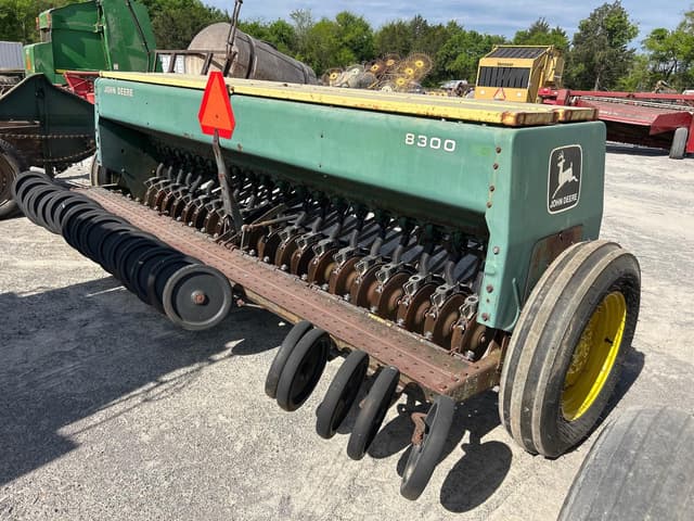 Image of John Deere 8300 equipment image 3