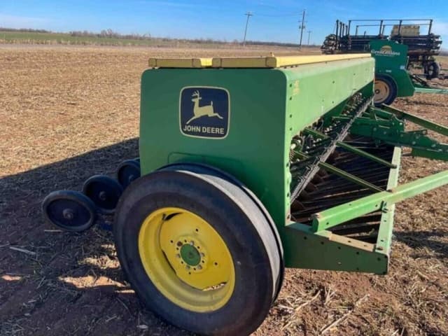 Image of John Deere 8300 equipment image 4