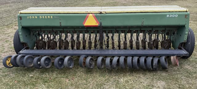 Image of John Deere 8300 equipment image 4