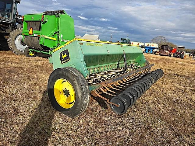 Image of John Deere 8300 equipment image 1