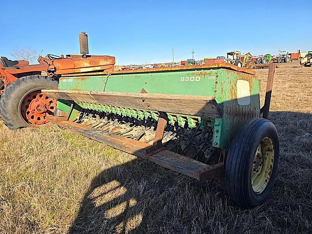 Image of John Deere 8300 equipment image 1