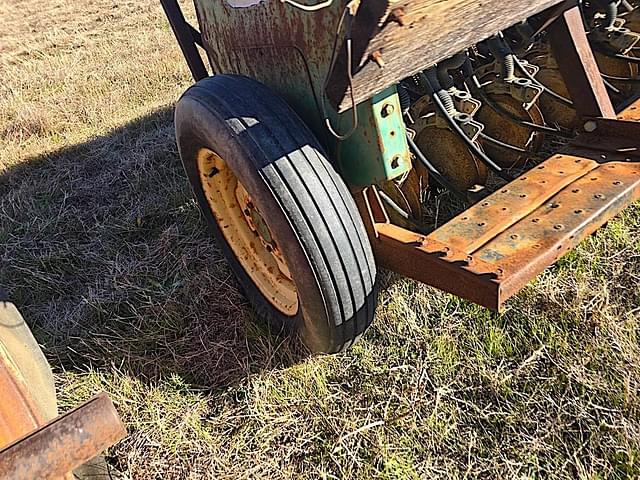 Image of John Deere 8300 equipment image 2