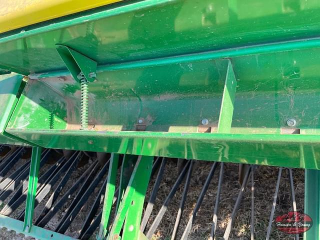Image of John Deere 8300 equipment image 4