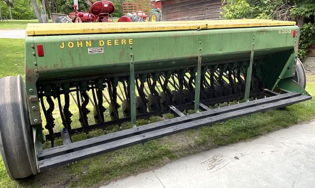 Image of John Deere 8300 equipment image 1