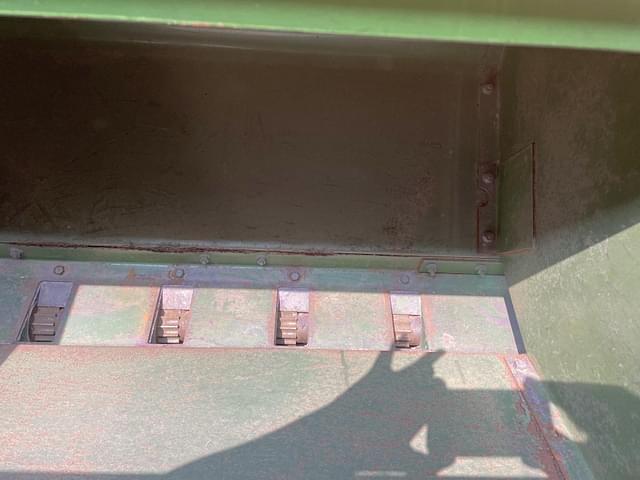Image of John Deere 8300 equipment image 4