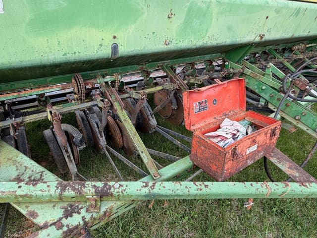 Image of John Deere 8300 equipment image 2