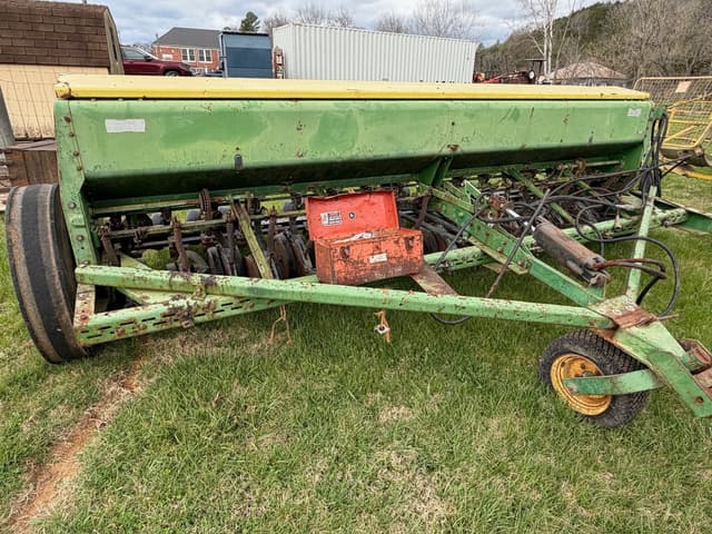 Image of John Deere 8300 equipment image 1