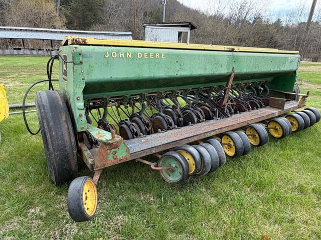 Image of John Deere 8300 equipment image 4