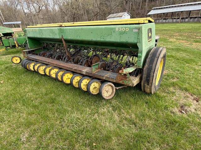 Image of John Deere 8300 equipment image 3