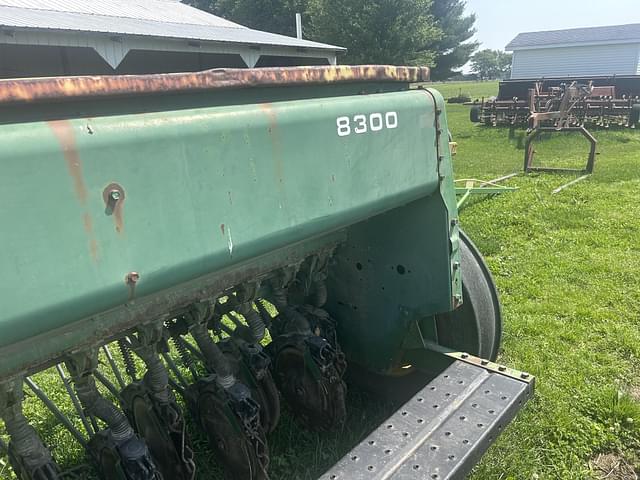 Image of John Deere 8300 equipment image 1