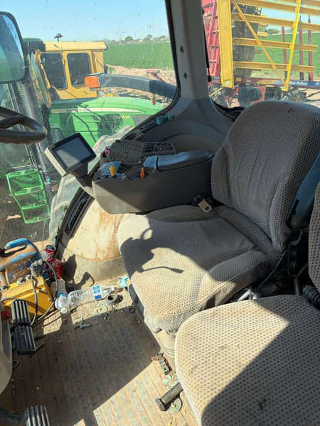 Image of John Deere 8310R equipment image 4