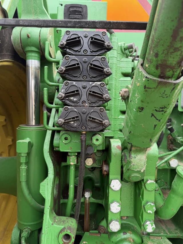 Image of John Deere 8320 equipment image 3