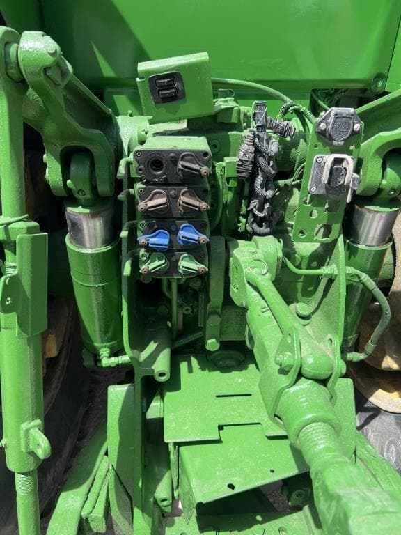 Image of John Deere 8320R equipment image 3