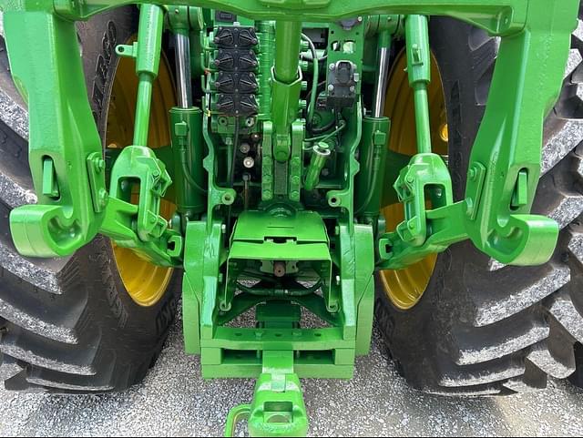 Image of John Deere 8320 equipment image 4