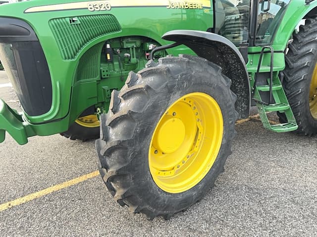 Image of John Deere 8320 equipment image 2