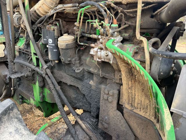 Image of John Deere 8320 equipment image 2