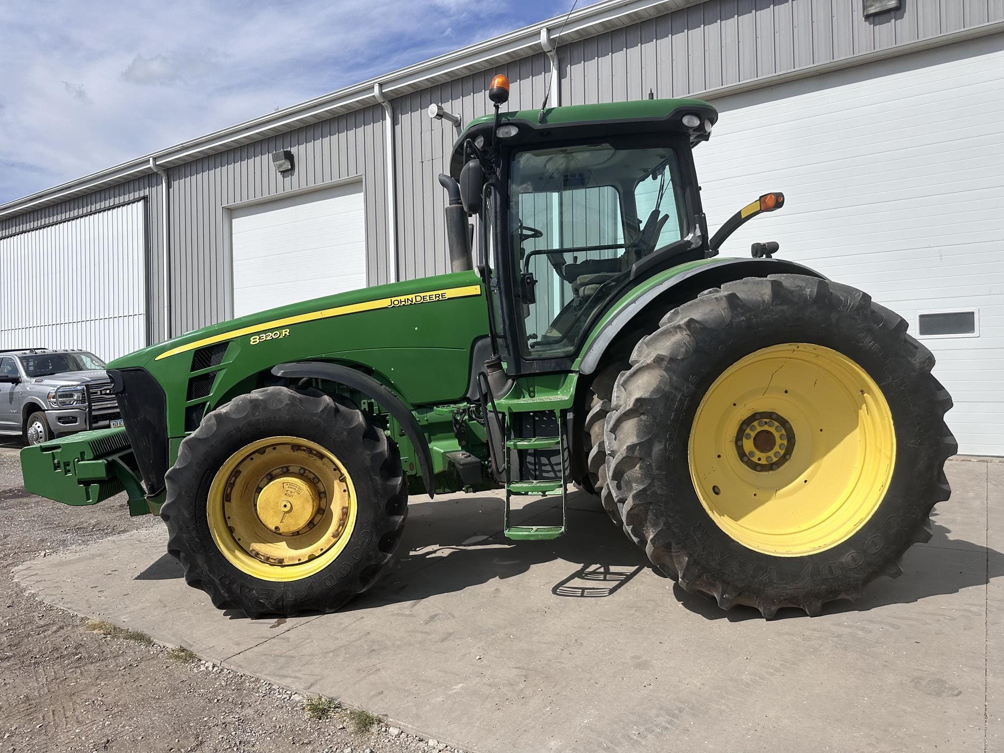 Main image John Deere 8320R