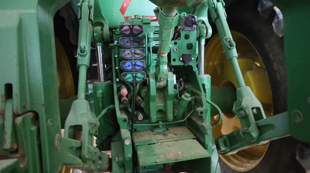 Image of John Deere 8320R equipment image 4