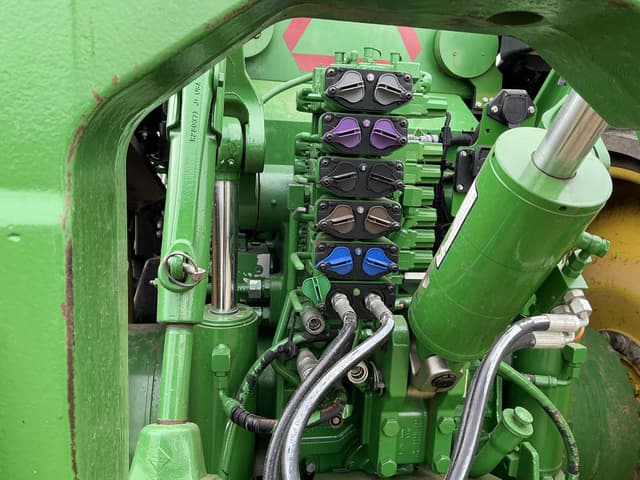 Image of John Deere 8320RT equipment image 3
