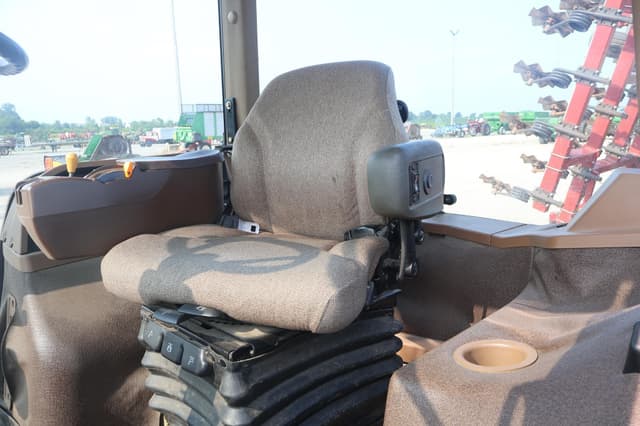 Image of John Deere 8330 equipment image 4