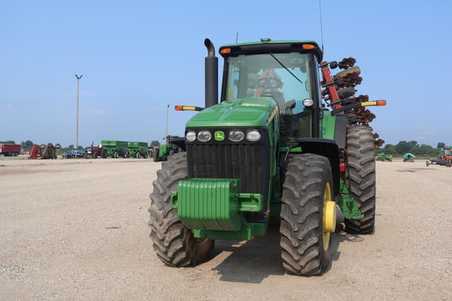 Image of John Deere 8330 equipment image 2