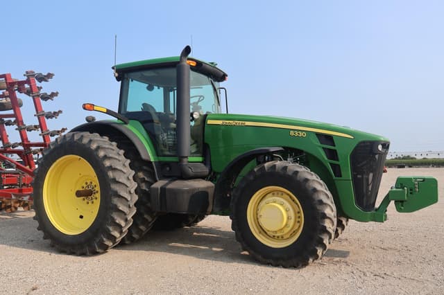 Image of John Deere 8330 equipment image 3