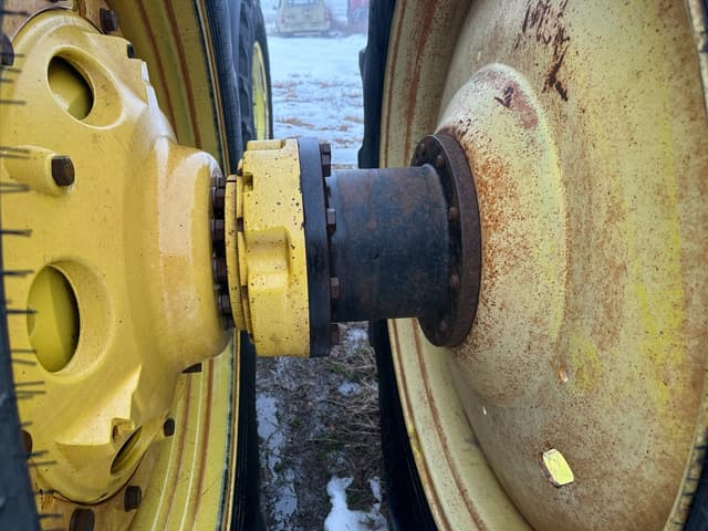 Image of John Deere 8330 equipment image 4