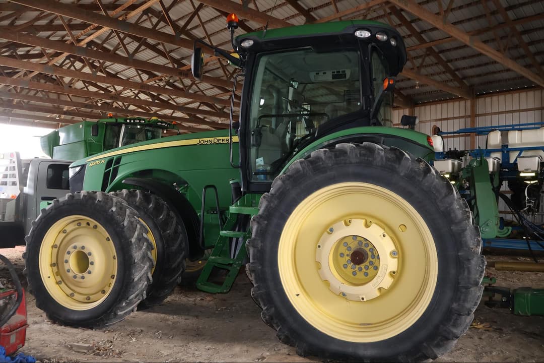 Image of John Deere 8335R Image 1