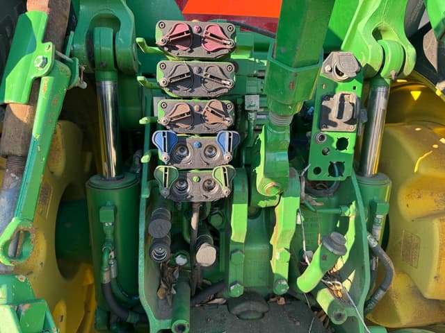 Image of John Deere 8335R equipment image 4