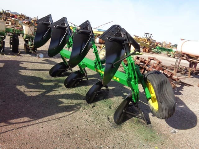 Image of John Deere 835 equipment image 3