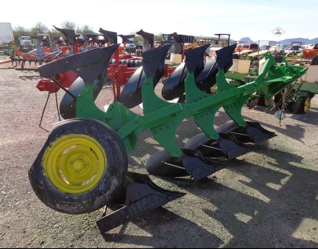 Image of John Deere 835 equipment image 1
