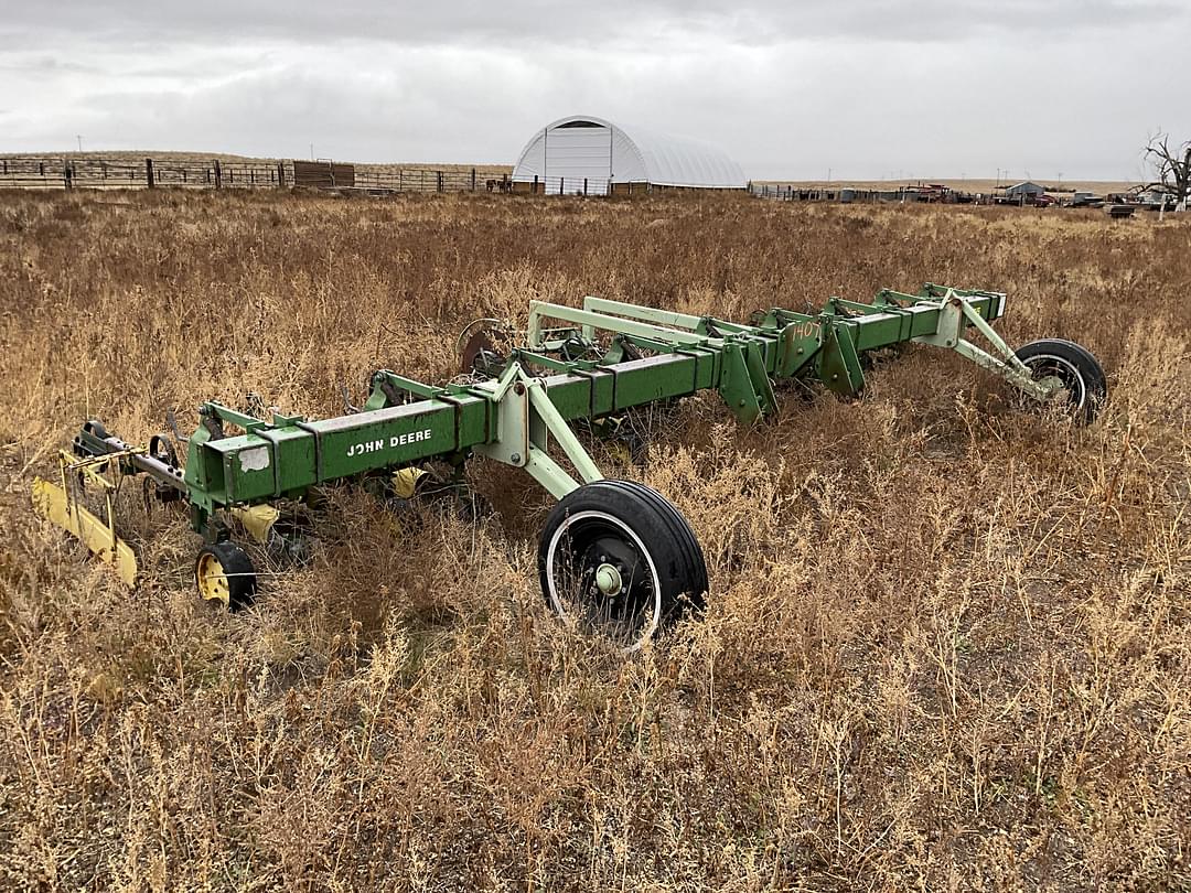 Image of John Deere 835 Primary image