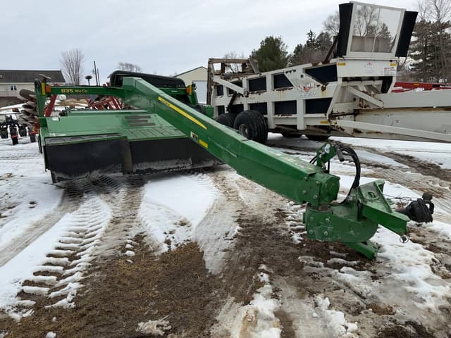 Image of John Deere 835 equipment image 1