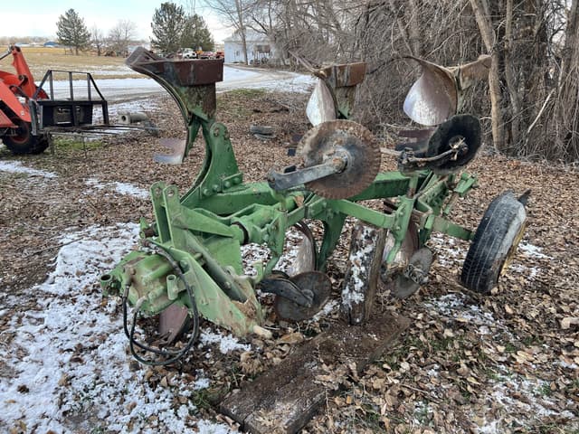 Image of John Deere 835 equipment image 1