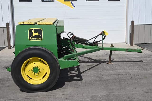 Image of John Deere 8350 equipment image 1