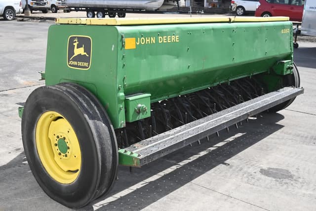 Image of John Deere 8350 equipment image 4