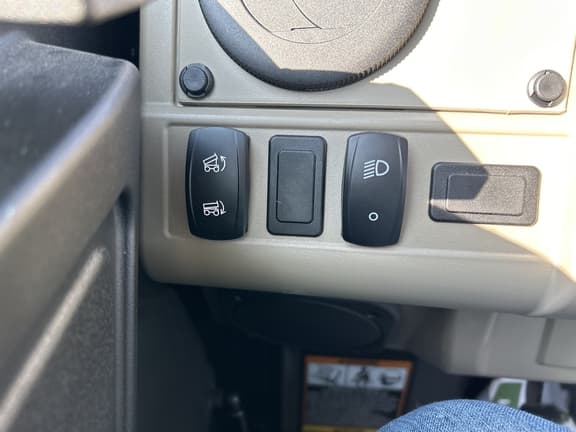 Image of John Deere XUV 835R equipment image 2