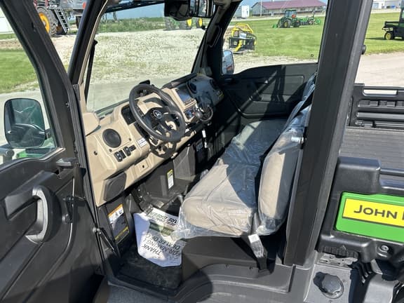 Image of John Deere XUV 835R equipment image 4
