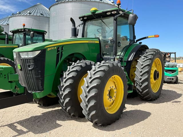 Image of John Deere 8370R equipment image 1