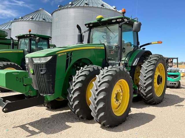 Image of John Deere 8370R equipment image 2