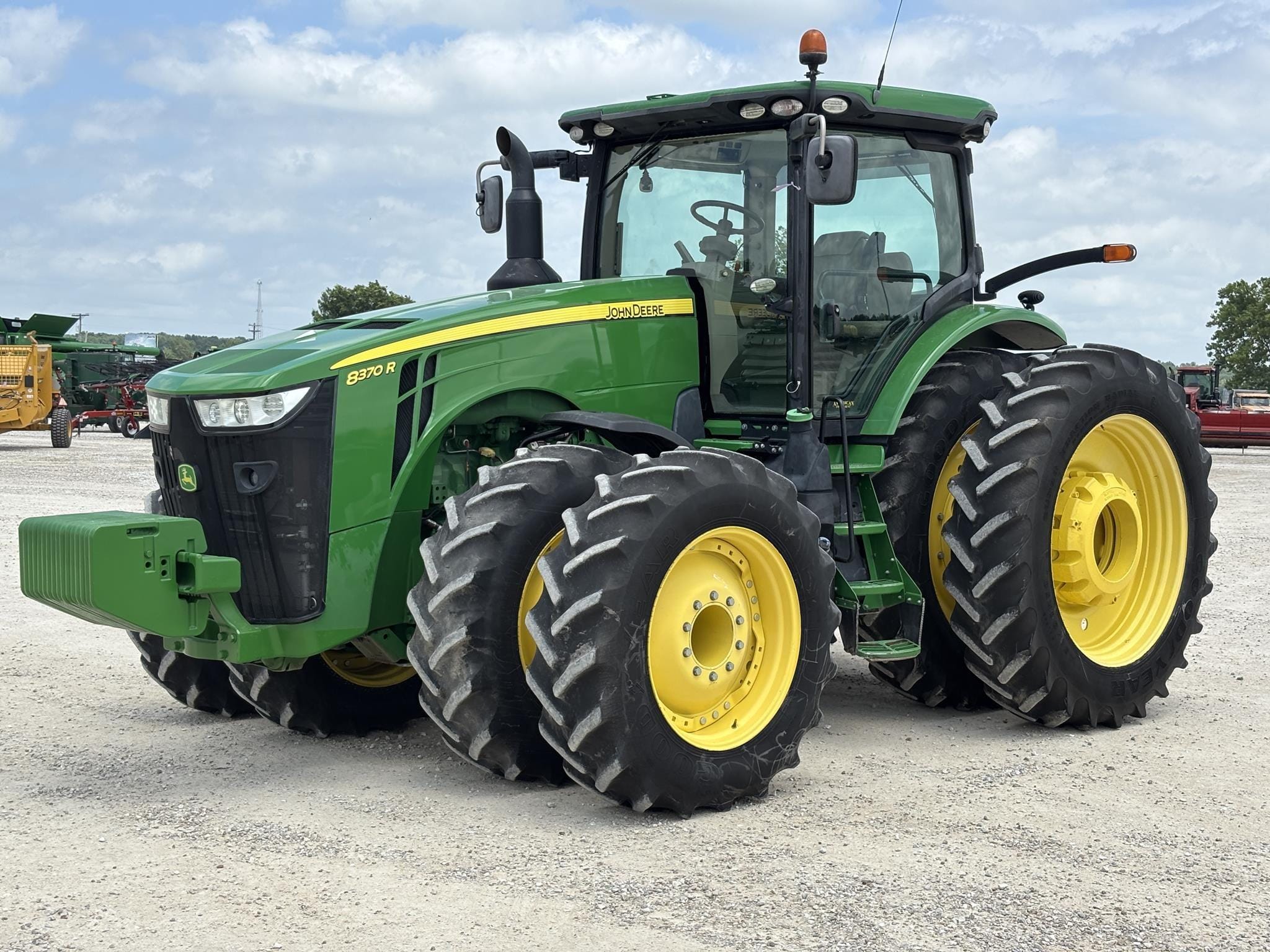 John Deere 8370R Equipment Image0