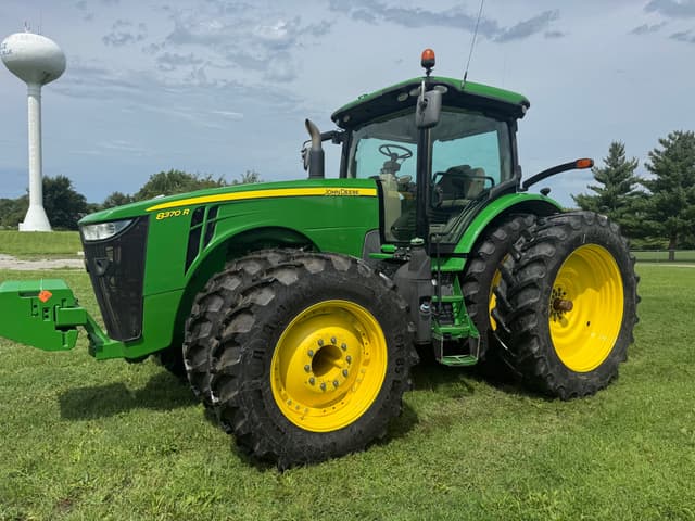 Image of John Deere 8370R equipment image 3